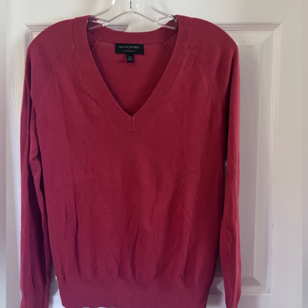 V-Neck long sleeve V-neck. Long sleeves.
Ribbed neck, arm cuffs and hem.